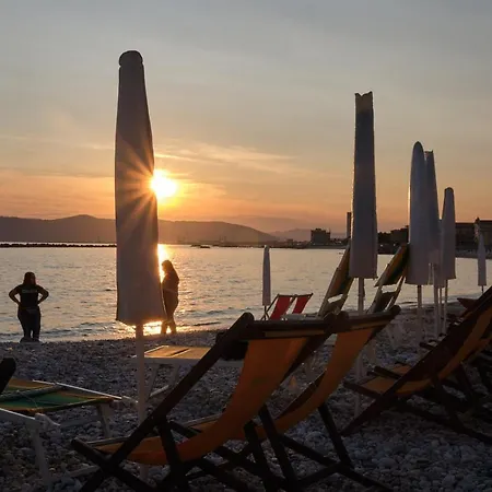 Claudia Nel Cuore Di Dei Marmi Forte dei Marmi